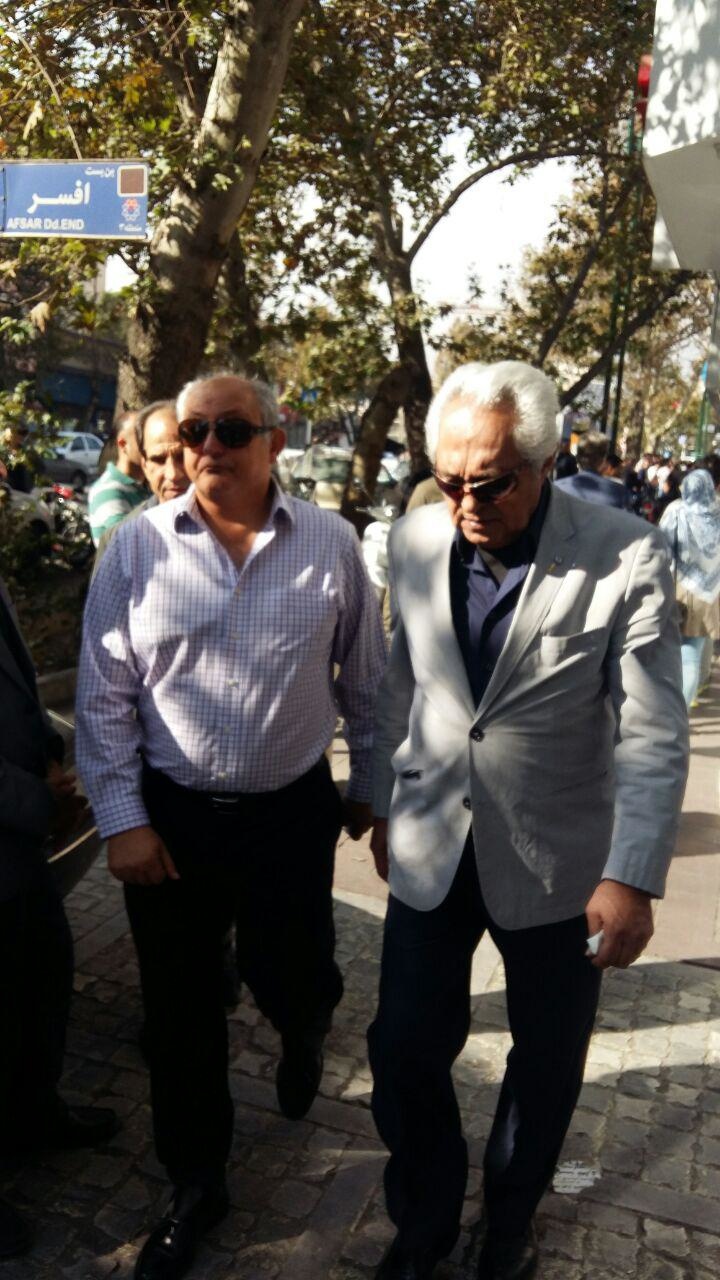 تجمع  هواداران و پیشکسوتان با بغض و اشک مقابل بیمارستان ایرانمهر + تصاویر