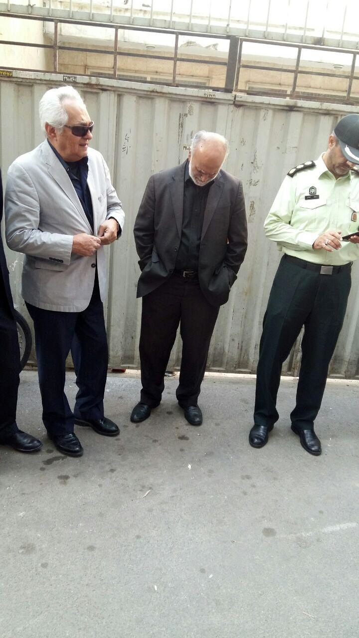 تجمع  هواداران و پیشکسوتان با بغض و اشک مقابل بیمارستان ایرانمهر + تصاویر